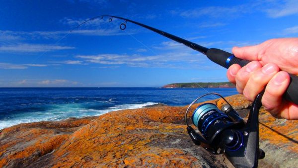Rob putting the newly available Fishing Australia FAT 702 SPL rod reel and line outfit to the test off the rocks